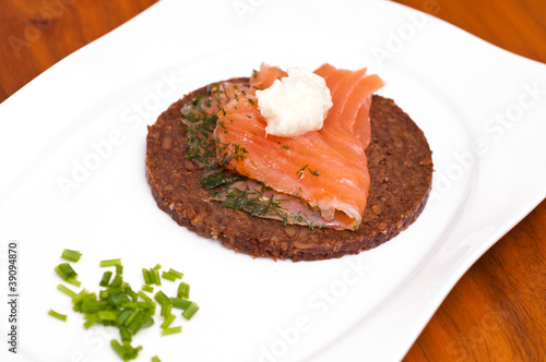 Foto: Canape aus gebeizten Lachs mit Sahnemeerrettich Canape aus gebeizten Lachs mit Sahnemeerrettich