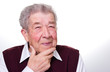 Senior ist nachdenklich