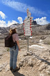 escursionista si orienta - hiker and directions