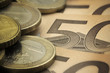 Billetes de cincuenta con monedas