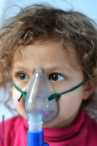 Photo: bambina con aerosol bambina con aerosol