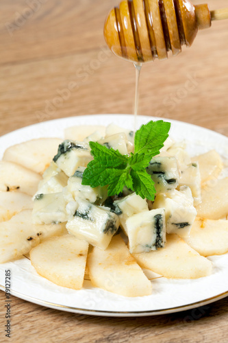 Foto: Italian blue cheese gorgonzolla and pear Italian blue cheese gorgonzolla and pear