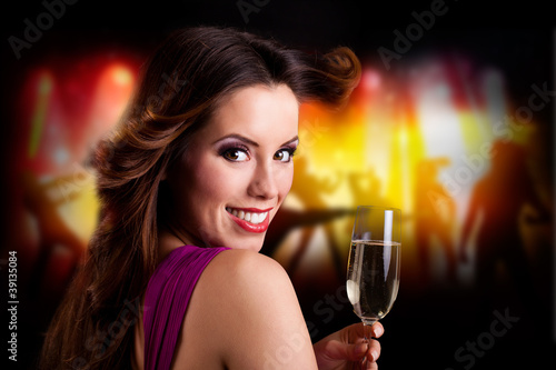 Foto: junge brünette Frau vor Club-Hintergrund junge brünette Frau vor Club-Hintergrund
