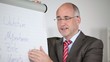 Video: geschäftgsmann hält vortrag am flipchart geschäftgsmann hält vortrag am flipchart