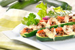 Zucchini-Hackfleisch-Schiffchen mit Mozzarella überbacken