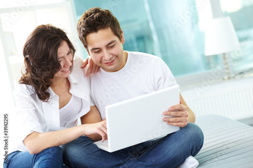 Photo: Couple with laptop Couple with laptop