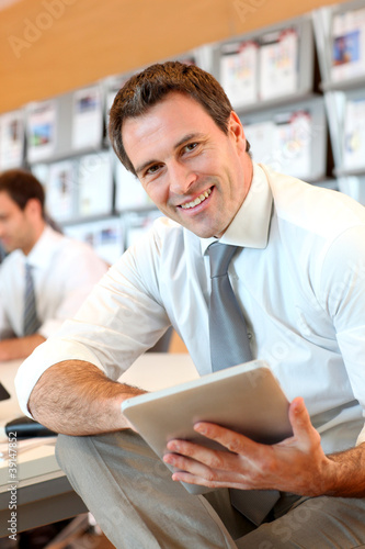 Foto: Portrait of business manager using electronic tablet Portrait of business manager using electronic tablet
