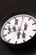 Eine Uhr mit vielen kleinen Arbeitermaennchen