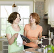 Foto: Women doing dishes in kitchen Women doing dishes in kitchen