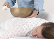 Zwei junge Frauen bei einer Klangschalenmassage