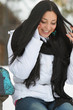 ragazza con capelli neri al telefono