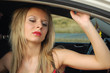 ragazza in macchina