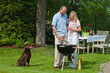 Paar beim Grillen im Garten