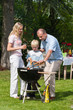 Familie beim grillen
