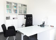 Sprechzimmer beim Arzt mit zwei leeren Stühlen