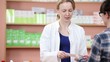 freundliche apothekerin bedient eine kundin
