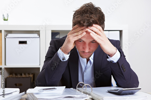Photo: Mann im Büro mit Burnout Mann im Büro mit Burnout