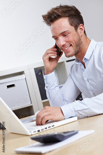 Photo: Student mit Handy und Laptop Student mit Handy und Laptop