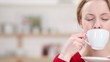 junge frau trinkt kaffee