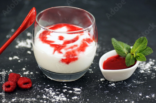 Photo: fromage blanc et coulis de framboise 3 fromage blanc et coulis de framboise 3
