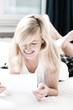 Junge Frau mit Brief