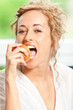 Junge Frau mit Apfel