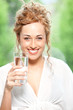 Foto: Schlanke Frau mit Glas Wasser Schlanke Frau mit Glas Wasser