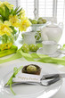 Foto: Place setting with card for easter brunch Place setting with card for easter brunch
