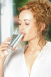 Junge Frau mit Glas Wasser