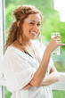 Lächelnde Frau mit Glas Milch