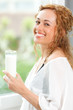 Junge Frau mit Glas Milch