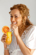 Foto: Junge Frau mit Longdrink Junge Frau mit Longdrink