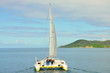 Homme qui voyage seul avec son catamaran