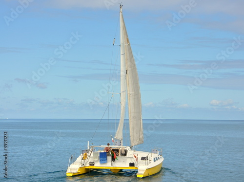 Photo: Homme qui voyage seul avec son catamaran Homme qui voyage seul avec son catamaran