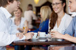 Foto: freunde sitzen im café freunde sitzen im café