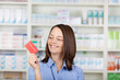 kundin in der apotheke mit kundenkarte