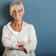 portrait einer seniorin mit verschränkten armen