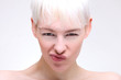 junge freche frau mit kurzen haaren