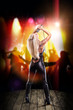 Rockmusikerin auf der Bühne