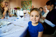 Kind im Restaurant am leeren Tisch