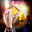Rockmusikerin auf der Bühne