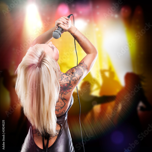 Photo: Rockmusikerin auf der Bühne Rockmusikerin auf der Bühne