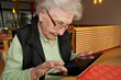 älter Dame mit tablet Computer