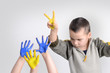 Kinderhände mit bunten Farben