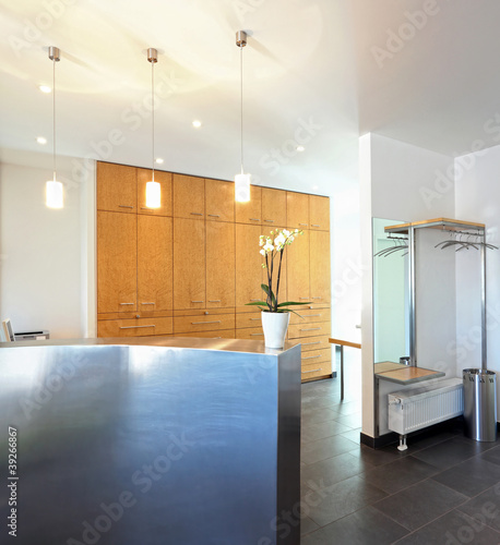 Photo: Rezeption Empfangstresen mit Garderobe und Schrank Rezeption Empfangstresen mit Garderobe und Schrank
