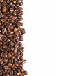 Granos de café sobre un fondo blanco.