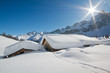 Verschneite Almhütten in den Alpen