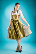 Junge Frau in traditionellem Dirndl oder Tracht