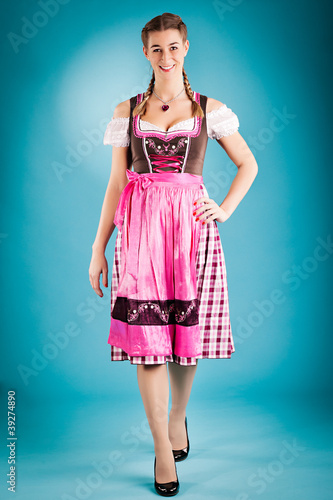 Photo: Junge Frau in traditionellem Dirndl oder Tracht Junge Frau in traditionellem Dirndl oder Tracht