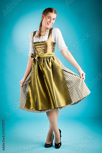 Photo: Junge Frau in traditionellem Dirndl oder Tracht Junge Frau in traditionellem Dirndl oder Tracht